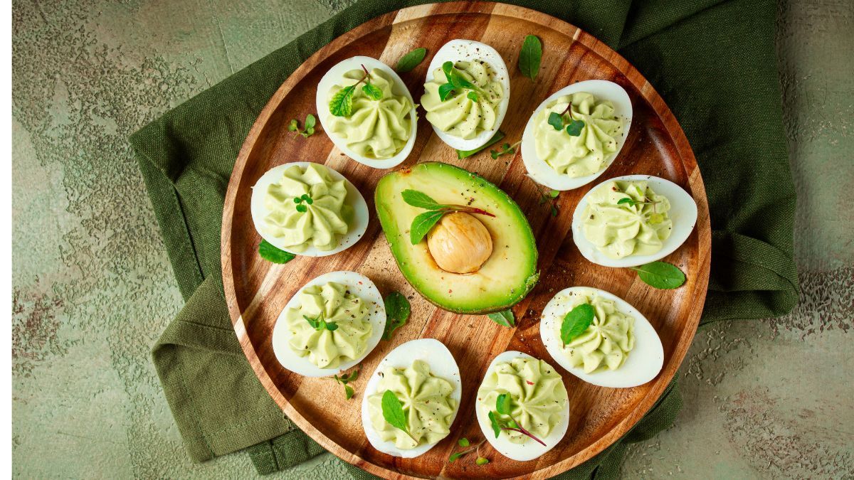 Estos huevos rellenos con palta combinan proteínas y grasas saludables en una receta rápida, fresca y muy fácil de preparar.