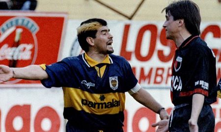 Diego Maradona y Julio César Toresani discuten fuertemente luego de la falta que Claudio Caniggia le propinó a Dante Unali. Boca 1-0 Colón, Apertura 1995. Diego Maradona y Julio César Toresani discuten fuertemente luego de la falta que Claudio Caniggia le propinó a Dante Unali. Boca 1-0 Colón, Apertura 1995.