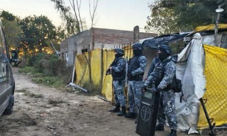La Policía realizó 13 allanamientos por microtráfico y detuvo a 10 personas en la ciudad de Esperanza. La Policía realizó 13 allanamientos por microtráfico y detuvo a 10 personas en la ciudad de Esperanza.