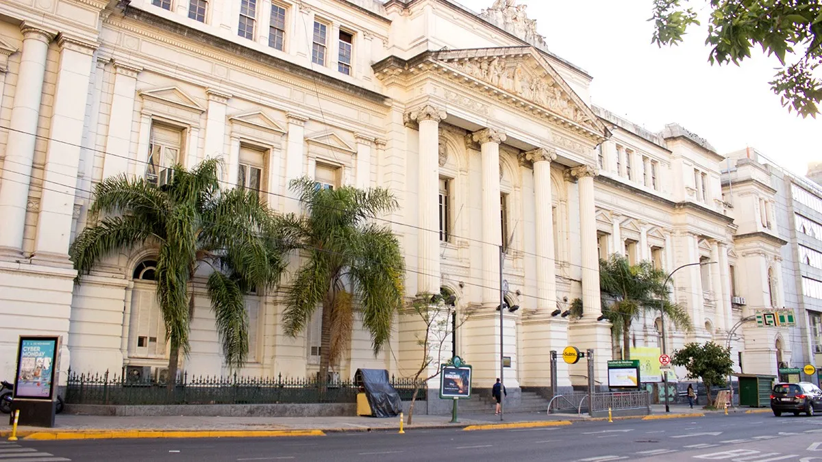 Ocurrió en la sede de la Facultad de Ciencias Económicas, en barrio Norte. Hasta el momento no se establecieron las causas del deceso. 