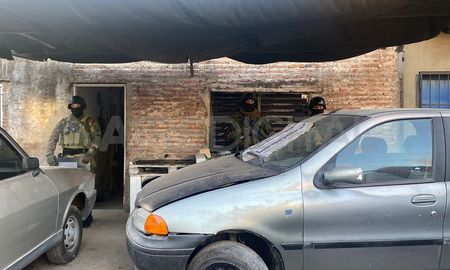 Policías del Grupo de Operaciones Especiales en uno de los domicilios allanados. Policías del Grupo de Operaciones Especiales en uno de los domicilios allanados.