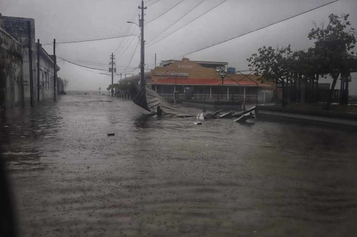 Las autoridades advirtieron que se esperan históricas lluvias en Puerto Rico que podrían producir aludes de tierra y grandes inundaciones. 