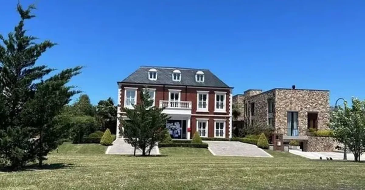 Así es la sorprendente casa del Dibu Martínez en Mar del Plata. Así es la sorprendente casa del Dibu Martínez en Mar del Plata.