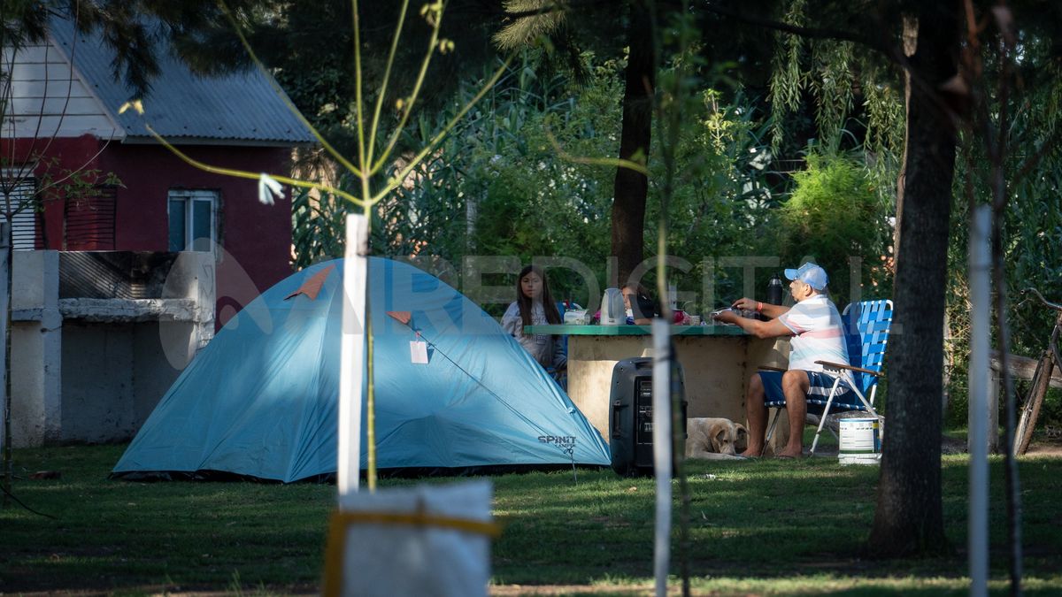 El camping posee instalaciones amplias para los turistas que llegan ya sea en carpa o motorhome para quedarse y disfrutar de una estadía rodeada de verde. 