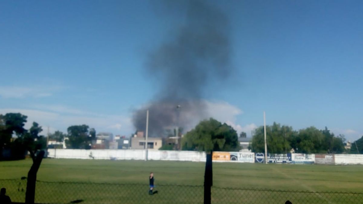 Así se vio el inicio del incendio desde el Club Gimnasia de Ciudadela de la ciudad de Santa Fe.