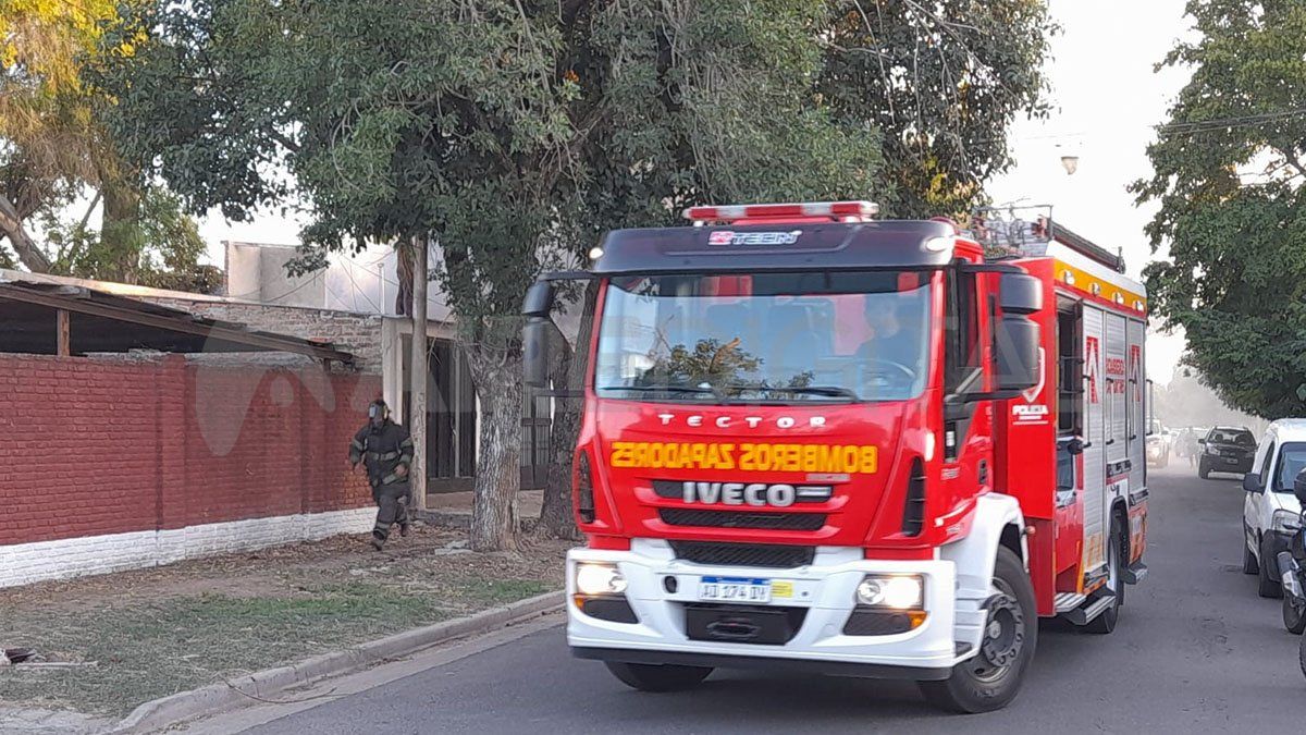 Al producirse el incendio, en la casa se encontraban un joven y una mujer mayor, quienes afortunadamente, lograron salir del lugar sin recibir heridas.