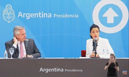 Alberto Fernández y Luana Volnovich se muestran juntos tras el polémico viaje al Caribe de la funcionaria de Pami. Alberto Fernández y Luana Volnovich se muestran juntos tras el polémico viaje al Caribe de la funcionaria de Pami.