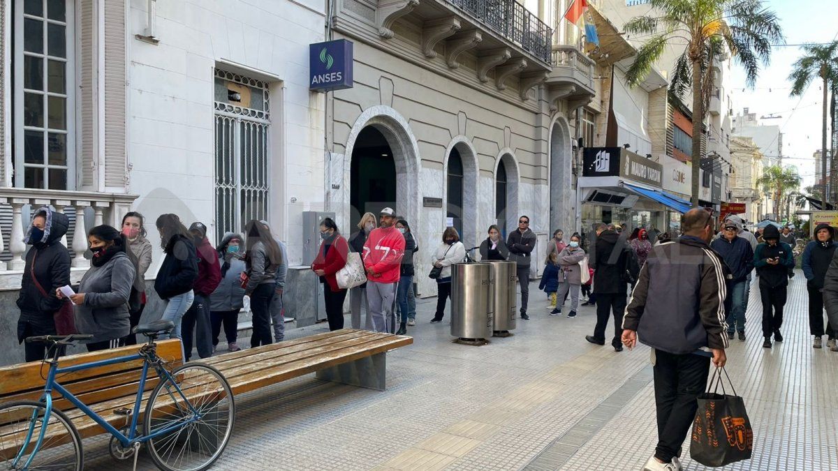 Se formaron largas filas en el Anses este viernes por la mañana.&nbsp;