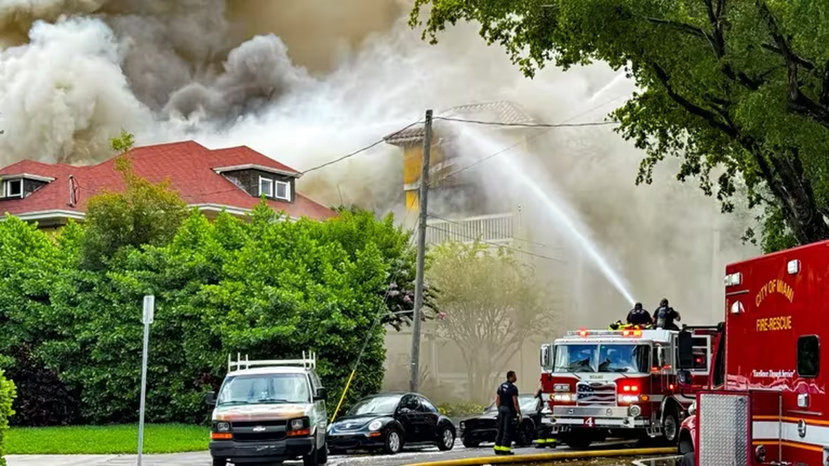 Un tremendo incendio se desarrolló en la ciudad de Miami, en el mismo edificio donde se encontró a un hombre baleado. Un tremendo incendio se desarrolló en la ciudad de Miami, en el mismo edificio donde se encontró a un hombre baleado.