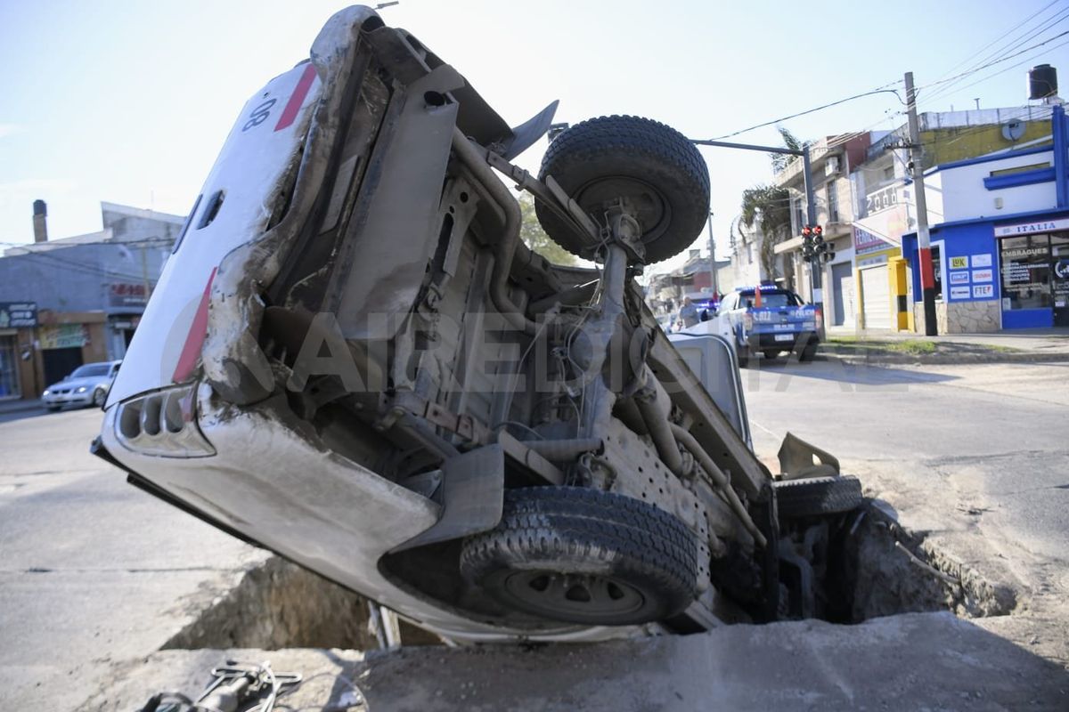 El conductor no vio el pozo y se desplomó de punta con el vehículo.