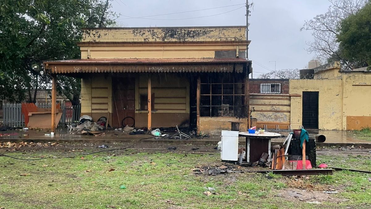 En la galería de la exestación viven personas en situación de calle. En la galería de la exestación viven personas en situación de calle.