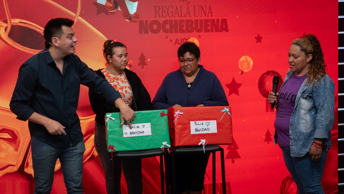 Jesi llegó al estudio de AIRE junto a su madre y su cuñada con dos cajas navideñas decoradas con moños