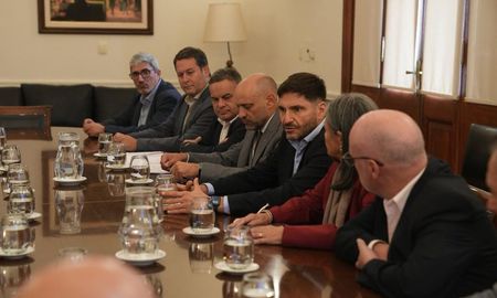 En un nuevo encuentro de la Mesa Productiva se analizaron alternativas para concesionar la terminal a un operador privado con inversión y metas de carga, manteniendo el control estatal. En un nuevo encuentro de la Mesa Productiva se analizaron alternativas para concesionar la terminal a un operador privado con inversión y metas de carga, manteniendo el control estatal.