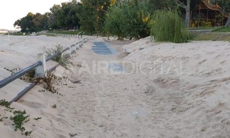 La playa de la costanera oeste fue arrasada por la sequía y el avance de la arena. La playa de la costanera oeste fue arrasada por la sequía y el avance de la arena.
