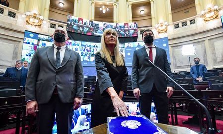 Mediante las redes sociales, Vucasovich expresó: “Con mucha responsabilidad asumo este cargo, ocupando el lugar de Carlos Reutemann, representando a mi querida Provincia de Santa Fe”. Mediante las redes sociales, Vucasovich expresó: “Con mucha responsabilidad asumo este cargo, ocupando el lugar de Carlos Reutemann, representando a mi querida Provincia de Santa Fe”.