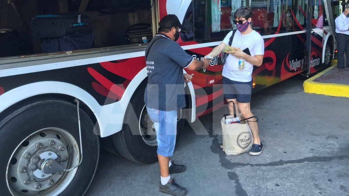 Los maleteros forman parte del pasaje habitual de la Terminal de Ómnibus de Santa Fe.