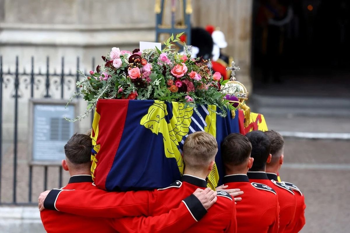 El ataúd de Isabel II llegando a la Abadía de Westminster.