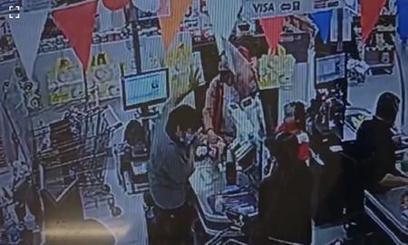 Video: le dio un ataque de ira en el supermercado y destrozó un parlante Video: le dio un ataque de ira en el supermercado y destrozó un parlante