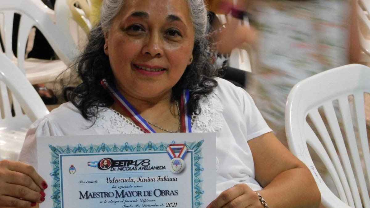 Karina Valenzuela tras recibir el diploma de fin de cursado de Maestro Mayor de Obra en la EETP N°478 Doctor Nicolás Avellaneda.