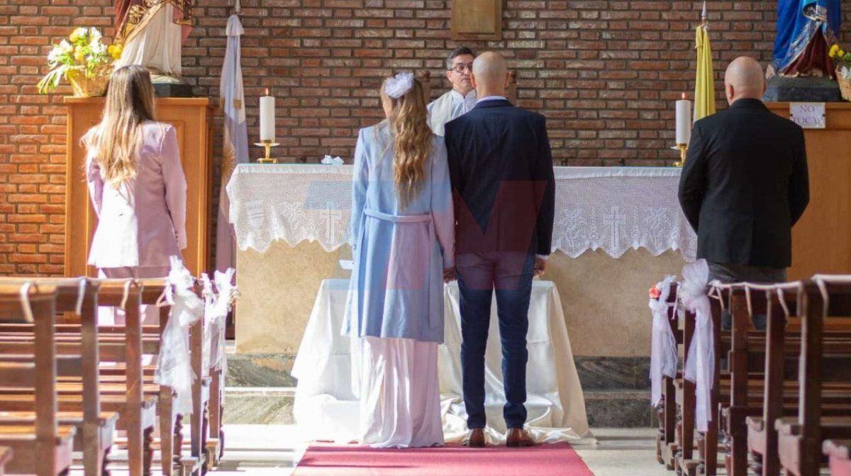 Blanco, celeste y azul, los colores elegidos por Abel Pintos y Mora Calabrese para el casamiento por iglesia