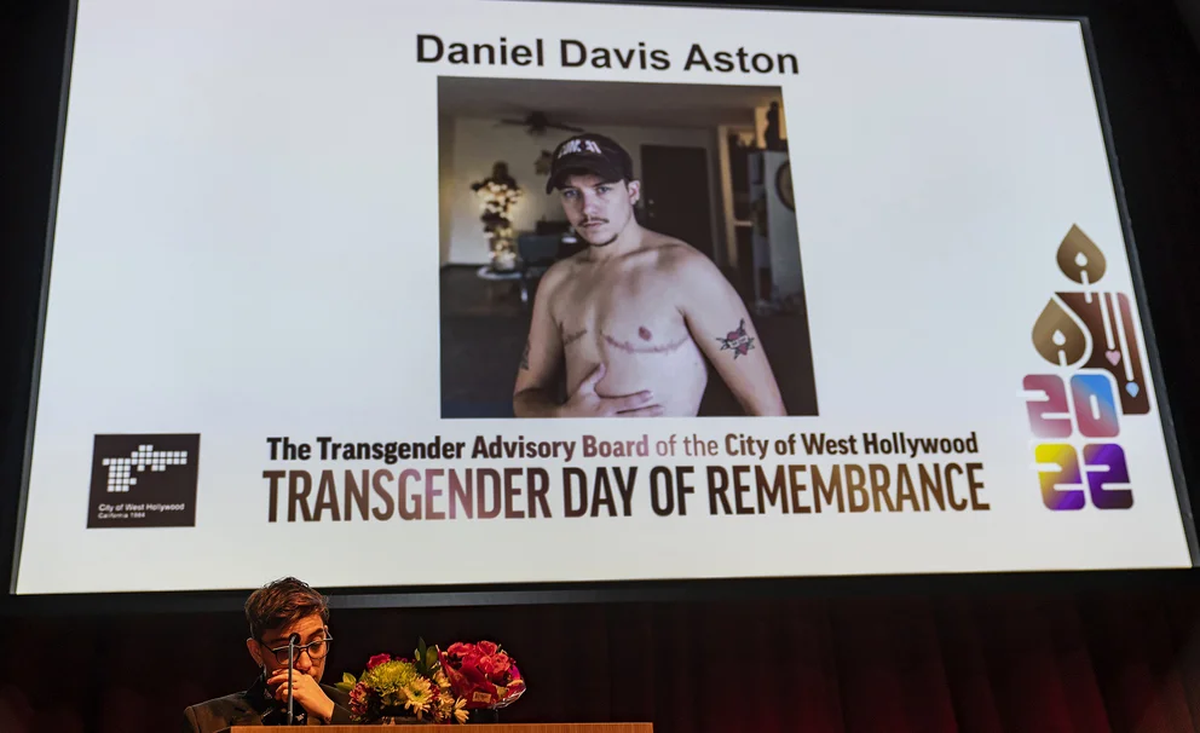 Joshua Thurman dijo que estaba en el club con unas dos docenas de personas y que estaba bailando cuando comenzaron los disparos. 