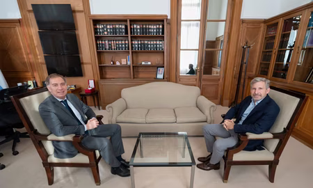 El ministro del Interior, Diego Santilli, encabezó este viernes una reunión clave en Casa Rosada junto al gobernador de Entre Ríos, Rogelio Frigerio. El ministro del Interior, Diego Santilli, encabezó este viernes una reunión clave en Casa Rosada junto al gobernador de Entre Ríos, Rogelio Frigerio.