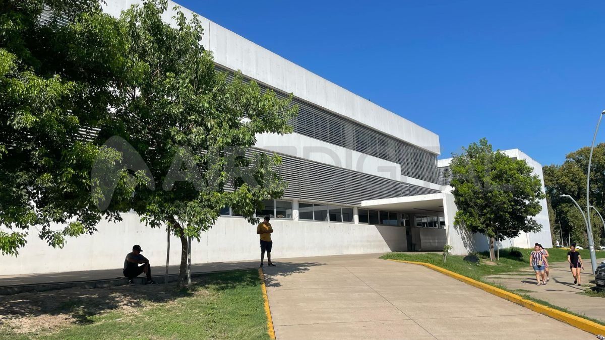 Los dos hombres presentaron heridas de bala en sus piernas y fueron dados de alta