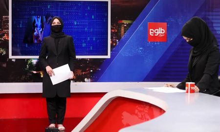 Los talibanes volvieron a pisar los derechos de las mujeres en Afganistán y ahora las obligan a cubrirse el rostro completamente. Los talibanes volvieron a pisar los derechos de las mujeres en Afganistán y ahora las obligan a cubrirse el rostro completamente.
