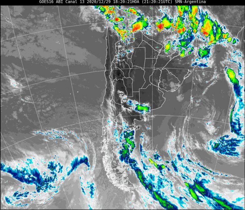 En la imagen satelital se observa que el cielo de nuestra región se encuentra con alguna nubosidad. Además, empiezan a activarse zonas de tormentas en la provincia de La Pampa y sur de Buenos Aires. Esta es la interacción del frente de aire frío con la masa de aire cálido y más húmedo presente en el centro y norte del país