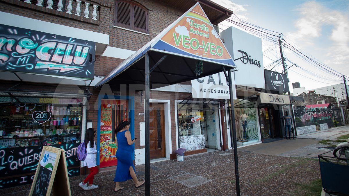 El jardín de infantes está ubicado en la zona comercial de Av. Aristóbulo del Valle.