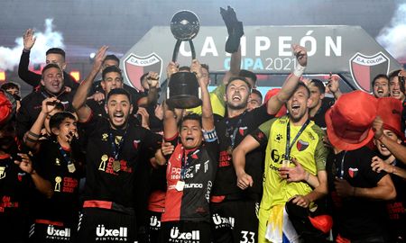 El Club Atlético Colón alcanzó el primer título de Primera División en su historia el 4 de junio de 2021: la Copa de la Liga Profesional. El Club Atlético Colón alcanzó el primer título de Primera División en su historia el 4 de junio de 2021: la Copa de la Liga Profesional.