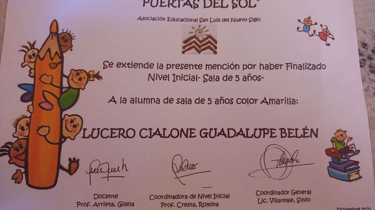 El diploma de Guadalupe Lucero.