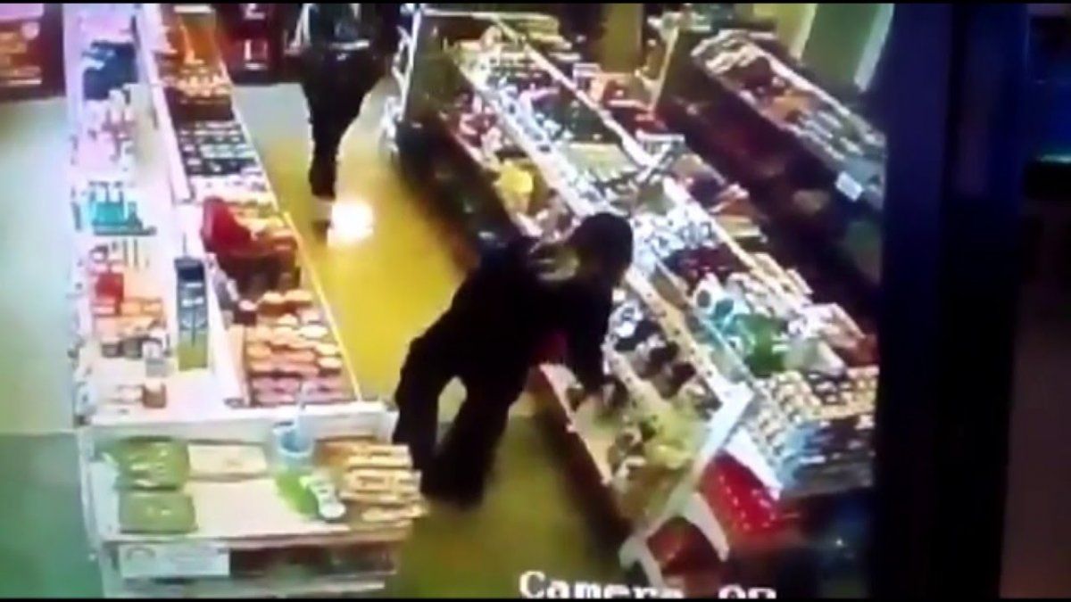 ¡Desopilante! Jimena Barón fue captada perreando por las cámaras de un negocio