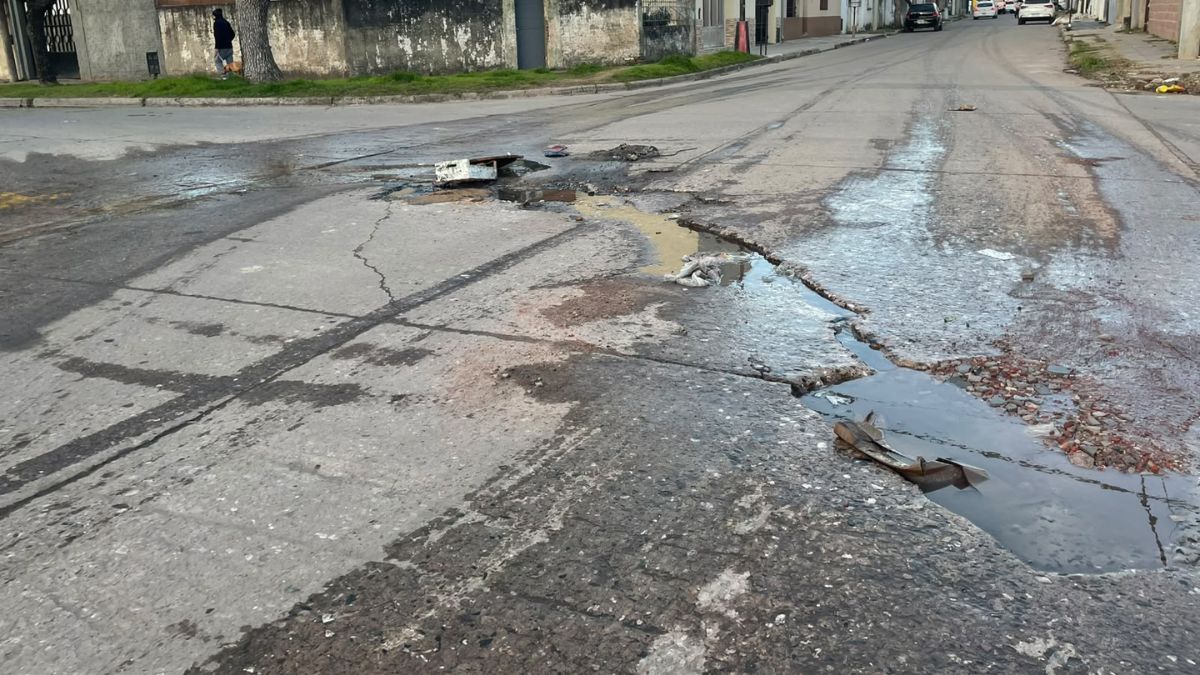 La calzada está totalmente deteriorada en el cruce de San Juan y Uruguay. La calzada está totalmente deteriorada en el cruce de San Juan y Uruguay.