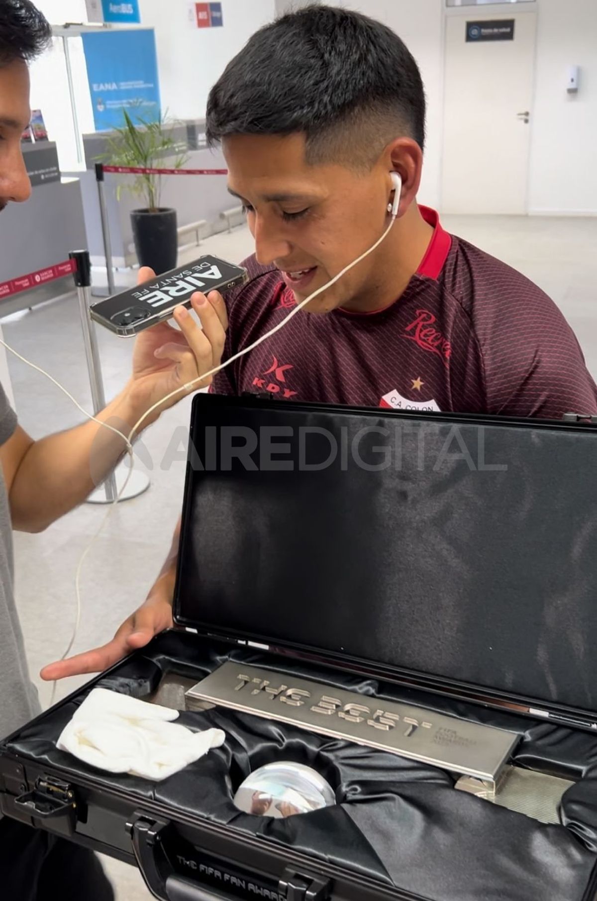 Toto Iñíguez junto al premio The Best afición. Toto Iñíguez junto al premio The Best afición.