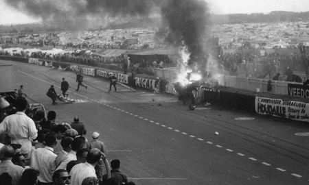 El sábado 11 de junio de 1955, en la 23ª edición de las 24 Horas de Le Mans, se produjo el mayor siniestro de todos los tiempos en una competencia automovilística, en el que fallecieron el piloto francés Pierre Levegh y 83 espectadores. El sábado 11 de junio de 1955, en la 23ª edición de las 24 Horas de Le Mans, se produjo el mayor siniestro de todos los tiempos en una competencia automovilística, en el que fallecieron el piloto francés Pierre Levegh y 83 espectadores.
