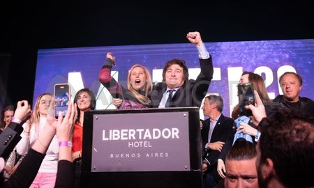 Bolsonarismo a la criolla: la reivindicación del terrorismo de Estado y de la mano dura como respuesta a la inseguridad fue uno de los ejes de la campaña de Milei. Bolsonarismo a la criolla: la reivindicación del terrorismo de Estado y de la mano dura como respuesta a la inseguridad fue uno de los ejes de la campaña de Milei.