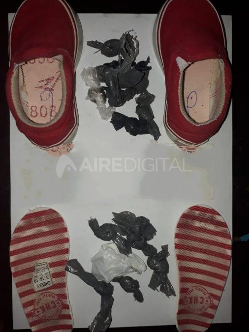 Intentaron ingresar drogas a la cárcel de Las Flores en las zapatillas de un bebé