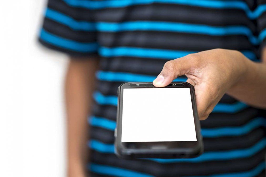 El hombre le había prestado un rato el celular a su hijo de 7 años. Los peligros de las compras in-App. 