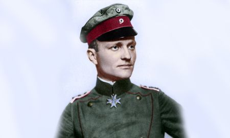 Manfred von Richtofen luce la Pour le Mérite (o The Blue Max), la máxima orden militar con la que Alemania condecoraba a sus héroes de guerra, y que recibió el viernes 12 de enero de 1917. Manfred von Richtofen luce la Pour le Mérite (o The Blue Max), la máxima orden militar con la que Alemania condecoraba a sus héroes de guerra, y que recibió el viernes 12 de enero de 1917.