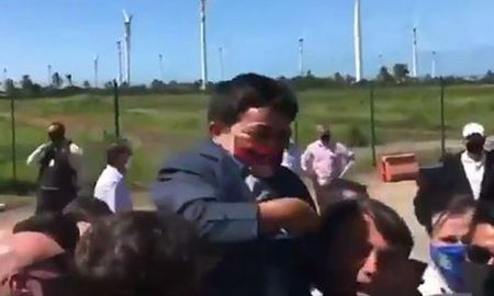 Bolsonaro alzó a un enano pensando que era un niño. Bolsonaro alzó a un enano pensando que era un niño.