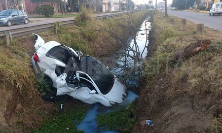 Cayó un auto al zanjón de Aristóbulo del Valle al 9.700 Cayó un auto al zanjón de Aristóbulo del Valle al 9.700