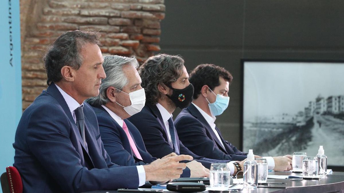 El mandatario, que estuvo acompañado por el jefe de Gabinete, Santiago Cafiero; y los ministros de Obras Públicas, Gabriel Katopodis; Interior, Eduardo de Pedro; se comunicó mediante videoconferencia con los gobernadores de Córdoba, Juan Schiaretti; Misiones, Oscar Herrera Ahuad; y Río Negro, Arabela Carreras; y con los intendentes de Lomas de Zamora, Martín Insaurralde; Carmen de Areco, Iván Villagrán; y San Andrés de Giles, Carlos Puglelli.