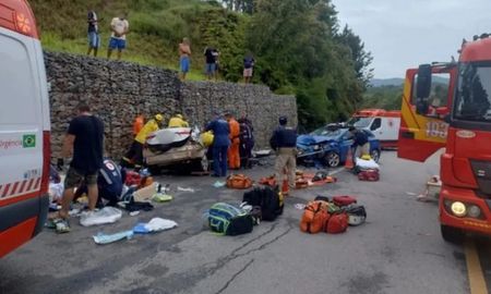 Una mujer murió tras un choque frontal entre dos autos en rutas brasileñas. Dos adolescentes permanecen internadas en estado crítico. Una mujer murió tras un choque frontal entre dos autos en rutas brasileñas. Dos adolescentes permanecen internadas en estado crítico.