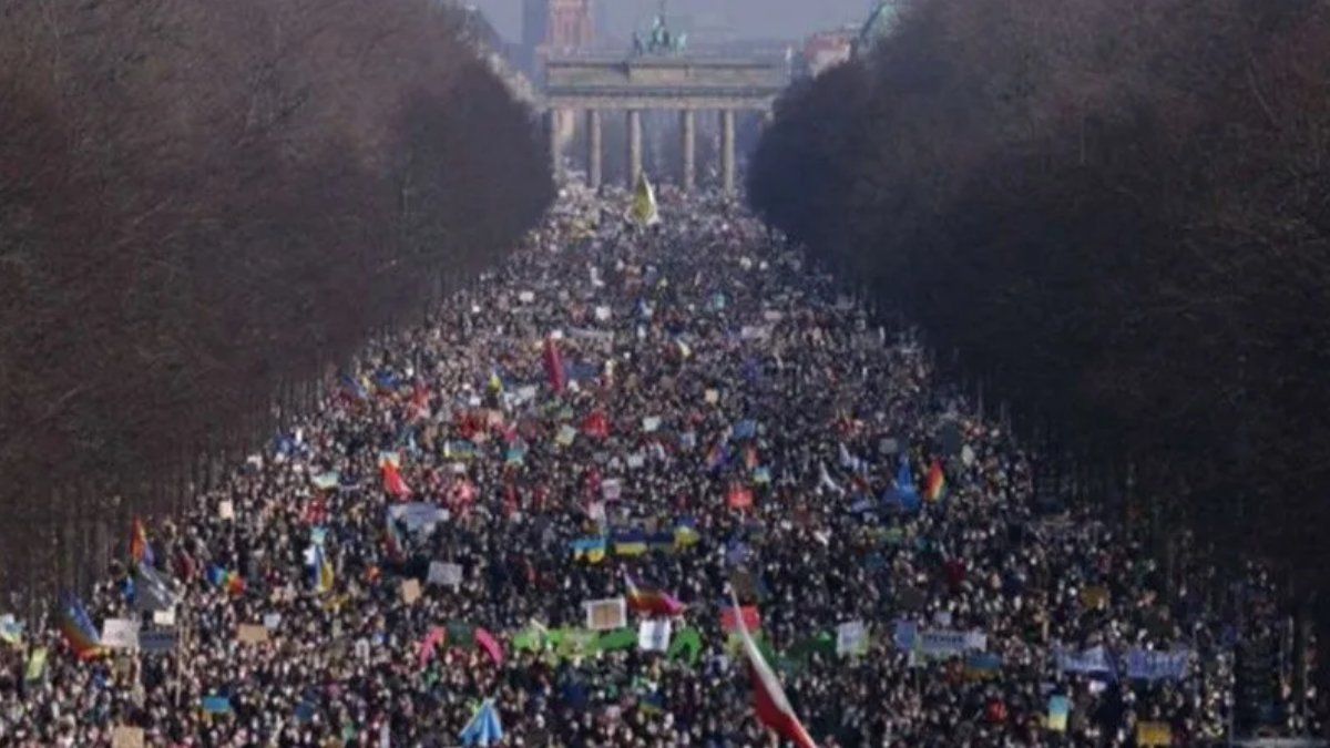 Miles de personas protestan en varias ciudades europeas contra la invasión a Ucrania