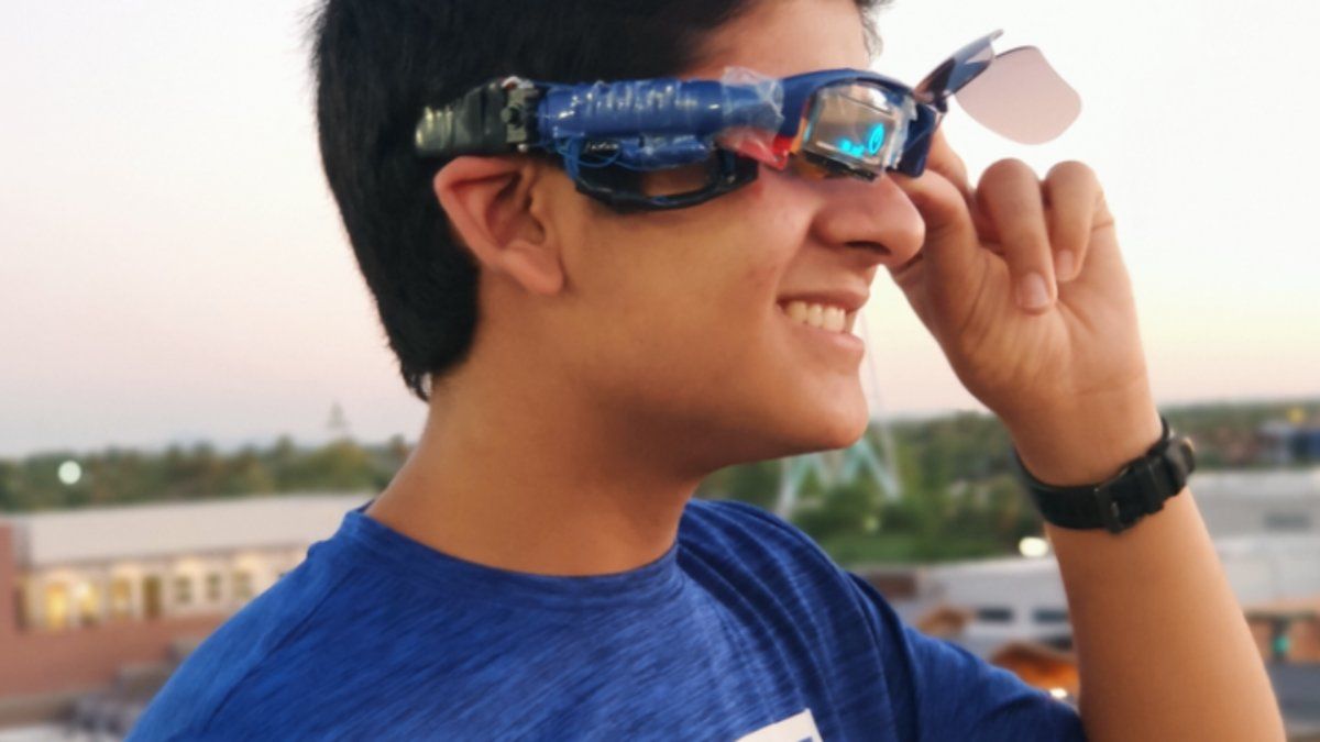 Mars Kapadia y sus lentes inspirados en Los Vengadores.