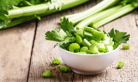 los beneficios del jugo de apio: una verdura esencial para tu vida los beneficios del jugo de apio: una verdura esencial para tu vida