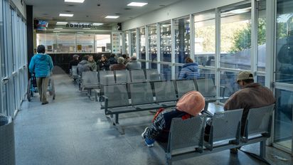 Le robó la cartera a una mujer en la sala de espera del Hospital Cullen y le sacó todo el dinero