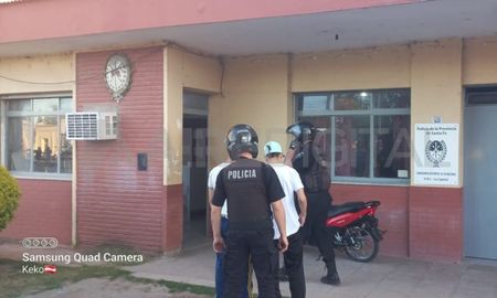 Los jóvenes fueron trasladados a la Comisaría 16° de Recreo. Los jóvenes fueron trasladados a la Comisaría 16° de Recreo.
