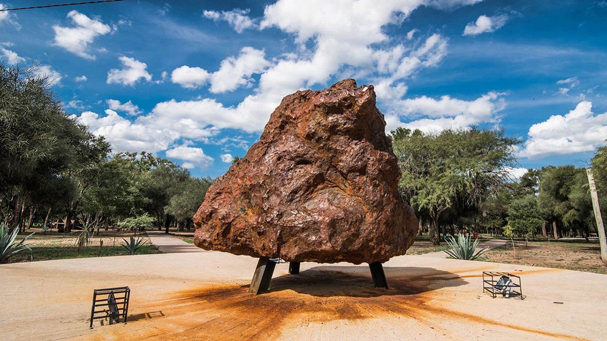 En Campo del Cielo hace aproximadamente 6.000 años sucedió un fenómeno cósmico único que regó el suelo con meteoritos de magnitudes incomparables.